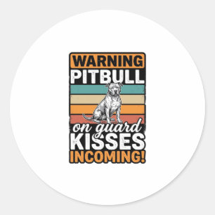 Adesivo Redondo Avisos de Pitbull Beijos a Caminho Design Vintage 