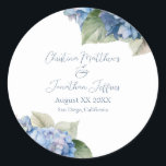 Adesivo Redondo Azuis Românticas Flores de Hortênsia em Aquarela<br><div class="desc">Essas etiquetas adesivas de casamento florais românticas apresentam hortênsias azuis em aquarela. Um delicado buquê de flores de hortênsia é retratado na parte superior e outro na parte inferior esquerda.</div>