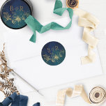Adesivo Redondo Azul Celestial, Envelope Verde De Casamento Selo/F<br><div class="desc">Etiqueta de casamento elegante, com impressão de lavagem de cor azul e verde e folha de cor aquosa, com detalhes florais desenhados à mão e iniciais de casal. Ideal como selo de envelope ou etiqueta de favor. Parte da nossa "Enchanting Celestial Starry Night Collection" com uma variedade de produtos de...</div>