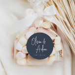 Adesivo Redondo Azul Marinho | Casamento de Script Manuscrito Mode<br><div class="desc">Projetado para combinar com nossos convites de casamento de Script Manuscrito Moderno. Uma bela design baseada na tipografia,  com um toque minimalista,  com a moderna escrita à mão e a escrita serif clássica num fundo azul marinho.</div>