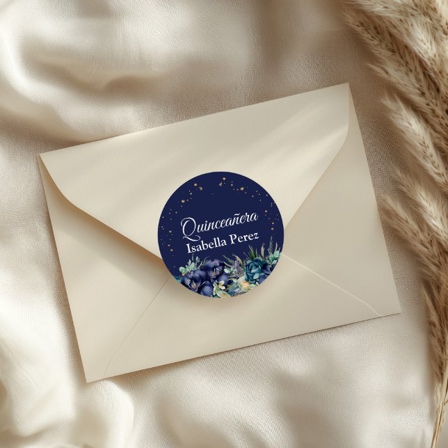 Adesivo Redondo Azul Marinho Floral e Lantejoulas Douradas Quincea (Navy Blue Floral and Gold Glitter Quinceanera Classic Round Sticker on an elegant envelope.)