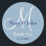 Adesivo Redondo Azul Moderno, Obrigado, Prêmio Casamento Monograma<br><div class="desc">Monograma... Vinhetas iniciais com noiva e nome noivo, data do casamento e obrigado para expressar sua gratidão no dia do casamento ou em qualquer ocasião especial. Mais cores estão disponíveis para sua escolha. Você também pode personalizar a cor e a fonte usando o botão personalizar o recurso abaixo do produto....</div>