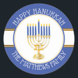 Adesivo Redondo Azul | Ronda Clássica Dourada Menorah Happy Hanukk<br><div class="desc">Dourado e prateado Menorah com velas azuis acesas e ouro Star de David "Happy Hanukkah" design original por Holiday Hearts Design (todos os direitos reservados).</div>