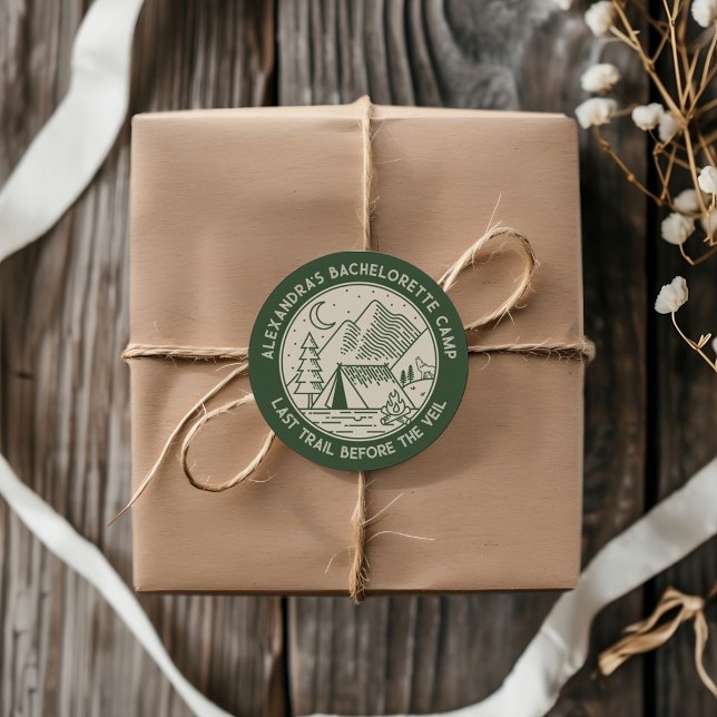Adesivo Redondo Bachelorette de Campanha nas Montanhas (Mountain Camping Weekend Bachelorette Classic Round Sticker)