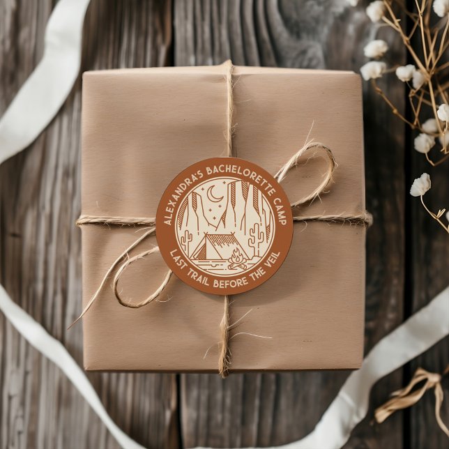 Adesivo Redondo Bachelorette de Campanha nas Montanhas (Mountain Camping Weekend Bachelorette Classic Round Sticker)