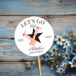 Adesivo Redondo Bachelorette Personalizada de Garotas do vamos Go<br><div class="desc">Coloque-se, cowboys, e prepare-se para saborear nossas Vamos, garotas personalizadas, coquetéis de açúcar da Bachelorette! Estes biscoitos são o doce e perfeito tratamento para o seu caco de solteira Nashville, personalizado com todos os atributos-chave para os tornar tão memoráveis como a viagem das vossas raparigas. Criados especialmente para a noiva...</div>