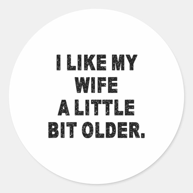 Adesivo Redondo (back) I Like My Wife A Little Bit Older Funny Wif (Frente)