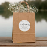 Adesivo Redondo Bag do Hotel de Boas-vindas do Casamento Negro e B<br><div class="desc">Hotel Bag Stickers: Bem-vindos convidados em estilo com estes adesivos de hotel preto e branco moderno de escrita manual, perfeitos para cumprimentar amigos e família quando chegam ao seu fim de semana de casamento. Cada adesivo redondo de 3 polegadas apresenta a frase quente "bem-vindos amigos e família" com um pequeno...</div>