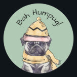 Adesivo Redondo Bah Humpug Cute Christmas Illustrated Pug Winter<br><div class="desc">Que este bonitinho e ilustrado vômito espalhe alegria de Natal. Ele apresenta um cachorro vestindo um chapéu de inverno e um cachecol em um fundo verde médio, com a punny frase "Bah Humpug!" acima. Uma forma excelente de selar envelopes em cartões de natal, decorar o plástico de presentes ou dar...</div>