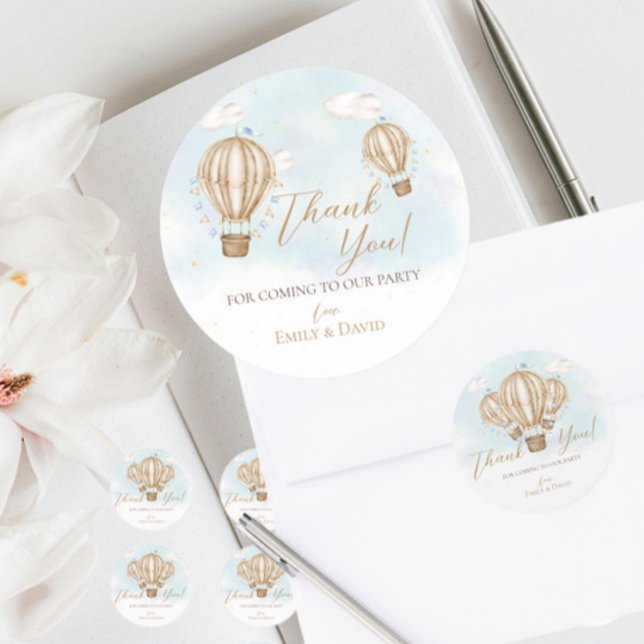 Adesivo Redondo Balões de ar quente nuvens de bandeiras azuis obri (Criador carregado)