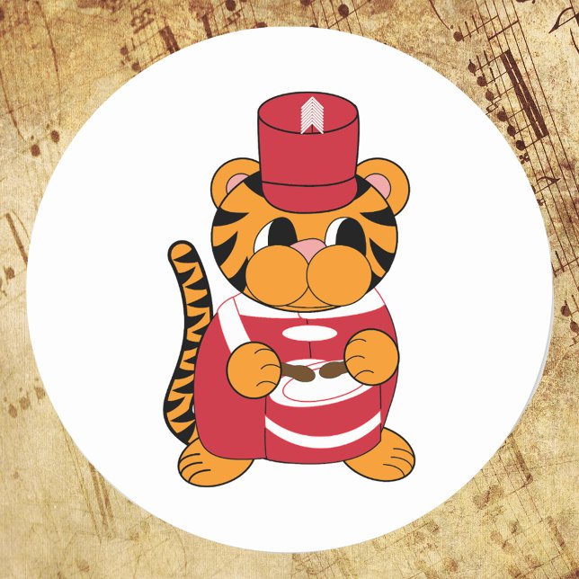 Adesivo Redondo Banda de Marcha do Drummer Vermelho e Branco (A sticker that has a tiger playing a snare drum in a red and white marching band uniform.)