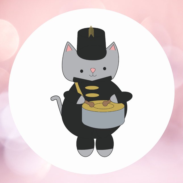 Adesivo Redondo Banda de Marcha, Tambor de Snare Preto e Dourado (A sticker of a cat playing the snare drum in a black & gold marching band uniform.)