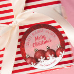 Adesivo Redondo Banho de Férias de Comida Homemade para enfeites d<br><div class="desc">Crie autocolantes para etiquetar seus produtos caseiros de Natal,  biscoitos,  doces,  doces,  doces,  favoritos para festas e mais com ornamentos vermelhos de brilho e flocos de neve com sua mensagem em caracteres quicos.</div>