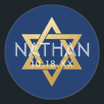 Adesivo Redondo Bar Azul Moderno Mitzvah Estrela de David Personal<br><div class="desc">Os adesivos elegantes do bar mitzvah, clássico, azul e dourado, com nome personalizado, data e estrela de David design. Estes bar mitzvah favoritos são selos de envelopes de na moda e classe, ou em projetos de decoração de bar DIY e bat mitzvah. Clique em PERSONALIZAR AINDA para editar o plano...</div>