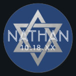 Adesivo Redondo Bar Azul Silver Mitzvah Estrela do David Personali<br><div class="desc">Os adesivos elegantes do bar mitzvah, clássicos, azul e prateado, com nome personalizado, data e estrela de David design. Estes bar mitzvah favoritos são selos de envelopes de na moda e classe, ou em projetos de decoração de bar DIY e bat mitzvah. Clique em PERSONALIZAR AINDA para editar o plano...</div>