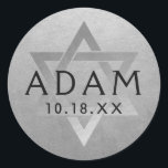 Adesivo Redondo Bar de Prata Mitzvah Bat Mitzvah Estrela do Nome D<br><div class="desc">Os adesivos elegantes e clássicos do bar de prata mitzvah com nome personalizado, data e estrela de David. Esses adesivos de etiqueta favoritos do bar mitzvah dão uma aparência elegante como selos de envelope, ou em projetos de decoração do bar DIY e do partido bat mitzvah. ・ ・ Clique em...</div>