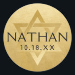 Adesivo Redondo Bar Dourado Mitzvah Bat Mitzvah Estrela do Nome Da<br><div class="desc">Os adesivos elegantes do bar clássico mitzvah com nome personalizado, data e estrela de David. Esses adesivos de etiqueta favoritos do bar mitzvah dão uma aparência elegante como selos de envelope, ou em projetos de decoração do bar DIY e do partido bat mitzvah. ・ ・ Clique em PERSONALIZAR MAIS para...</div>