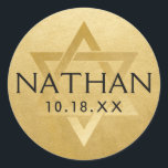Adesivo Redondo Bar Dourado Mitzvah Bat Mitzvah Estrela do Nome Da<br><div class="desc">Os adesivos elegantes do bar clássico mitzvah com nome personalizado, data e estrela de David. Esses adesivos de etiqueta favoritos do bar mitzvah dão uma aparência elegante como selos de envelope, ou em projetos de decoração do bar DIY e do partido bat mitzvah. ・ ・ Clique em PERSONALIZAR MAIS para...</div>