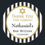 Adesivo Redondo Bar Dourado Preto Mitzvah Obrigado Por Vir Marcaçõ<br><div class="desc">Etiquetas mitzvah do bar Elegante com faixas pretas e brancas com sofisticado quadro de sotaque dourado e Estrela de David. Esses adesivos de etiquetas favoritos, de bar moderno e na moda mitzvah serão um sucesso para a celebração do seu filho. Dizem "Obrigado por vir" com o nome e a data...</div>