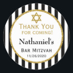 Adesivo Redondo Bar Dourado Preto Mitzvah Obrigado Por Vir Marcaçõ<br><div class="desc">Etiquetas mitzvah do bar Elegante com faixas pretas e brancas com sofisticado quadro de sotaque dourado e Estrela de David. Esses adesivos de etiquetas favoritos, de bar moderno e na moda mitzvah serão um sucesso para a celebração do seu filho. Dizem "Obrigado por vir" com o nome e a data...</div>