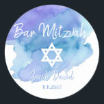 Adesivo Redondo Bar Mitzvah, Azul, de Cor Azul Moderna<br><div class="desc">Adicione este lindo adesivo de envelope redondo sela judeu Bat ou Bar Mitzvah (chamando a Torah) aos seus convites, envelopes, cartões de agradecimento ou qualquer outro item como obrigado que você dá ou favorece. Para o menino ou para a menina. Design de letras de caligrafia branca moderna de Tendy. Fundo...</div>