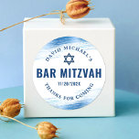 Adesivo Redondo Bar Mitzvah Bold Moderno Tipografia Marinho Azul F<br><div class="desc">Tenha orgulho, alegria e mostre este marco do seu Bar favorito Mitzvah! Use este adesivo legal, único, moderno e personalizado para adicionar a seu dia especial. Traços de pincel de folha azul-clara metálico, juntamente com tipografia azul-marinho e estrela de David, sobrepõem um plano de fundo branco simples. Personalize o texto...</div>
