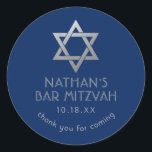 Adesivo Redondo Bar Mitzvah Marinho Blue & Silver Star do nome Dav<br><div class="desc">Os adesivos elegantes do bar mitzvah,  clássicos,  azul e prateado,  com nome personalizado,  data e estrela de David design. Estes bar mitzvah favoritos são selos de envelopes de na moda e classe,  ou em seus projetos de decoração do bar e do taco mitzvah.</div>