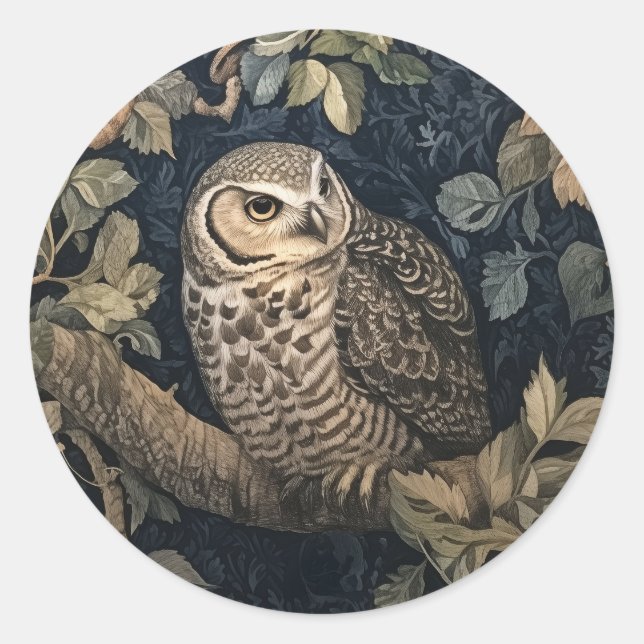 Adesivo Redondo Barred Owl em uma Floresta Noturna William Morris  (Frente)