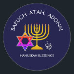 Adesivo Redondo BARUCH ATAH ADONAI | Abençoações de Chanucá<br><div class="desc">Na moda, adesivos modernos HANUKKAH. Design mostra um MENORAH dourado com uma ESTRELA multicolorido DE DAVID e cinza prateada DREIDEL. No topo há um texto curvo que diz BARUCH ATAH, ADONAI (Abençoado seja você, Ó Deus) e abaixo do texto lê-se HANUKKAH BLESSINGS. TODO O TEXTO É PERSONALIZÁVEL, para que você...</div>