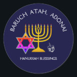 Adesivo Redondo BARUCH ATAH ADONAI | Abençoações de Chanucá<br><div class="desc">Na moda, adesivos modernos HANUKKAH. Design mostra um MENORAH dourado com uma ESTRELA multicolorido DE DAVID e cinza prateada DREIDEL. No topo há um texto curvo que diz BARUCH ATAH, ADONAI (Abençoado seja você, Ó Deus) e abaixo do texto lê-se HANUKKAH BLESSINGS. TODO O TEXTO É PERSONALIZÁVEL, para que você...</div>