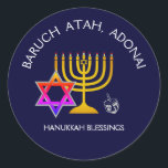 Adesivo Redondo BARUCH ATAH ADONAI | Abençoações de Chanucá<br><div class="desc">Na moda, adesivos modernos HANUKKAH. Design mostra um MENORAH dourado com uma ESTRELA multicolorido DE DAVID e cinza prateada DREIDEL. No topo há um texto curvo que diz BARUCH ATAH, ADONAI (Abençoado seja você, Ó Deus) e abaixo do texto lê-se HANUKKAH BLESSINGS. TODO O TEXTO É PERSONALIZÁVEL, para que você...</div>