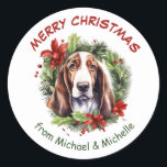 Adesivo Redondo Basset Hound Christmas Poinsettia Wreath<br><div class="desc">Estes adesivos de Natal bonito apresentam um belo retrato de aquarela de um cão de Caça Basset. O cão é armado com uma tosse de pinheiro, sagrada, bagas vermelhas, e coroa de poinsettia. Seu texto personalizado está vermelho e verde acima e abaixo da imagem. Perfeito para sua correspondência de Natal...</div>