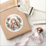 Adesivo Redondo Basset Hound Christmas Wreath Festivo Pup<br><div class="desc">Procurando o presente de Natal perfeito para seu amigo peludo? Nosso presente de Natal é o que você precisa! Com um tema de Natal encantador, é o presente ideal para o seu querido animal de estimação. Quer você seja uma mãe de cachorro, pai de cachorro, ou simplesmente um amante de...</div>