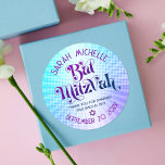 Adesivo Redondo Bat Mitzvah Bold Retro Boho Blue Roxo Gradiente<br><div class="desc">Tenha orgulho, alegria e mostre este marco do seu Bat Mitzvah favorito! Use este retro de boho, adesivo personalizado para adicionar a seu dia especial. Típica divertida, moderna, arrojada, roxa e azul marinho com a tipografia sans serif moderna sobrepõe-se a um fundo de turquesa pop-luz e de raios quadrados roxos...</div>