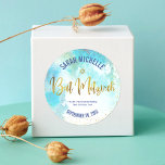 Adesivo Redondo Bat Mitzvah Gold Foil Script, Turquoise Watercolor<br><div class="desc">Tenha orgulho, alegria e comemore este marco do seu Bat Mitzvah favorito! Use este espantoso, moderno, falso papel de ouro cintilante, roteiro manuscrito, Estrela de David e minúsculos pontos contra um adesivo azul-turquesa de fundo d'água para adicionar a seu dia especial. Personalize o texto personalizado com seu nome e data...</div>