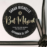 Adesivo Redondo Bat Mitzvah Moderno Dourado Preto Folha Brilho Scr<br><div class="desc">Sinta-se orgulhoso, alegre e celebre esse marco da sua Bat Mitzvah favorita sempre que usar esse adesivo sofisticado e personalizado! Uma escrita à mão em falso folheado dourado brilhante, uma Estrela de Davi e pontinhos de purpurina de confete, com tipografia sans serif branca e negrita, sobre um fundo preto dramático...</div>