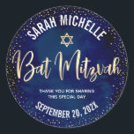 Adesivo Redondo Bat Mitzvah Moderno Marinho Azul Dourado Script de<br><div class="desc">Tenha orgulho, alegria e comemore este marco do seu Bat Mitzvah favorito sempre que você usa este adesivo sofisticado e personalizado! Folha esparsa de ouro esparsa escrita à mão, uma Estrela de David e minúsculos pontos brilhantes de confetti, com tipografia ousada, branca sans serif, sobrepõem um sofisticado e dramático fundo...</div>