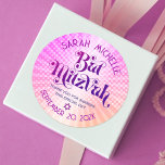 Adesivo Redondo Bat Mitzvah Negrito Retro Boho Gradiente Rosa Lara<br><div class="desc">Sinta-se orgulhoso, regozije e mostre esse marco da sua Bat Mitzvah favorita! Use esse adesivo personalizado boêmio retrô para adicionar ao seu dia especial. Tipografia divertida, ousada e na moda, rosa escuro e roxo, com tipografia moderna sem serifa sobreposta a um fundo de raios de gradiente laranja claro e rosa...</div>