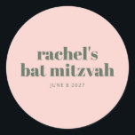 Adesivo Redondo Bat Moderno Verde Rosa Personalizado Mitzvah<br><div class="desc">Celebre este marco especial com um adesivo personalizado do Bat Mitzvah, com um fundo rosa pincelado e uma tipografia moderna. Perfeito para selar envelopes, decorar favoritos para festas ou melhorar a decoração de eventos, este adesivo de na moda adiciona um toque personalizado à celebração. Um detalhe elegante para uma ocasião...</div>