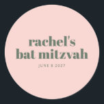 Adesivo Redondo Bat Moderno Verde Rosa Personalizado Mitzvah<br><div class="desc">Celebre este marco especial com um adesivo personalizado do Bat Mitzvah, com um fundo rosa pincelado e uma tipografia moderna. Perfeito para selar envelopes, decorar favoritos para festas ou melhorar a decoração de eventos, este adesivo de na moda adiciona um toque personalizado à celebração. Um detalhe elegante para uma ocasião...</div>