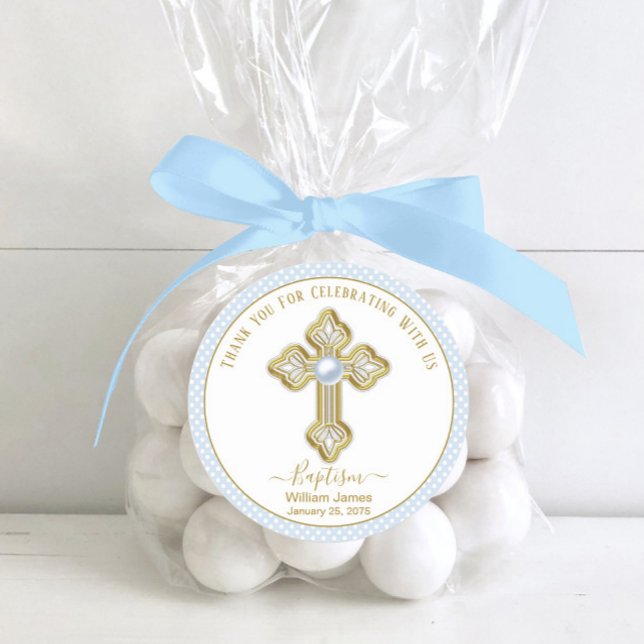 Adesivo Redondo Batismo Menino Azul Bebê Dourado (Boy baptism favor stickers with pretty gold cross on a baby blue polka dot background. )