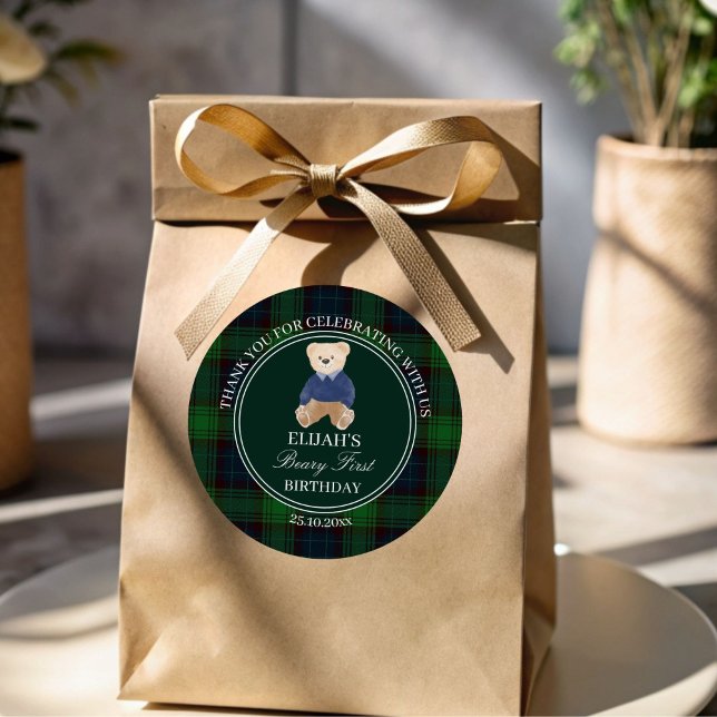 Adesivo Redondo Beary primeiro urso de pelúcia verde xadrez favor (Beary first party favor stickers teddy bear green plaid birthday personalized favor gift stickers)