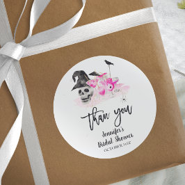 Adesivo Redondo Beba Até o Fim Bruxas Rosa Halloween Chá de Panela