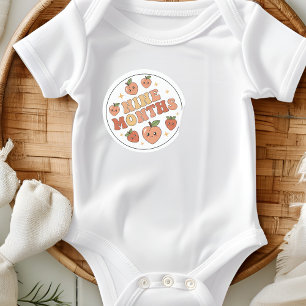 Adesivo Redondo Bebê Boho Pêssego Morango Nove Meses Marco Míliari