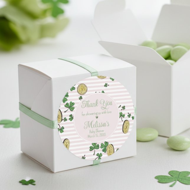 Adesivo Redondo Bebê Irlandesa Rosa e Branca - Obrigado (Cute Pink and White Striped Pattern with Lucky Green Shamrocks Irish Baby Shower Stickers for Her. )