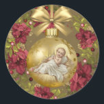 Adesivo Redondo Bebê Jesus em Manger Christmas Floral Wreath<br><div class="desc">Imagem católica tradicional do bebê Jesus em um Enfeites de natal com uma coroa de Natal ao fundo.</div>