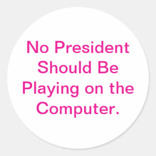 Adesivo Redondo Bebê Trump Brinca no Computador Hankamer Artjunkha
