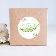 Bebê verde-bonito gêmeos duas ervilhas em um pote