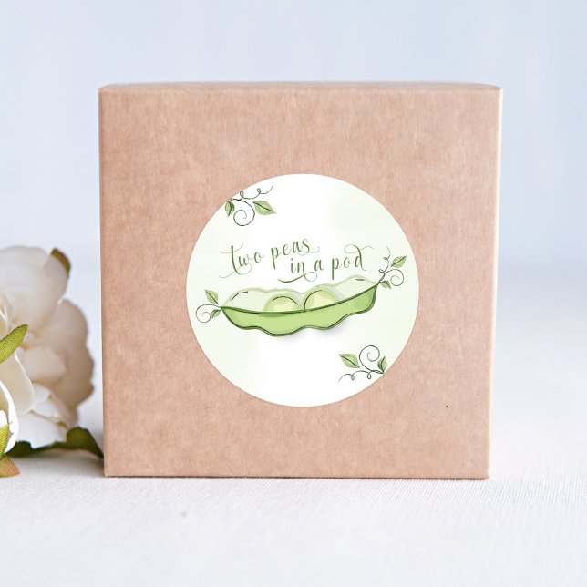 Adesivo Redondo Bebê verde-bonito gêmeos duas ervilhas em um pote (Two peas in a pod cute baby shower twins sticker. )