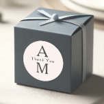 Adesivo Redondo bege elegante, iniciais modernas, obrigado de casa<br><div class="desc">Estes adesivos de casamento adicionam um toque personalizado ao seu dia especial com seu design elegante e simples. Apresentando as iniciais da noiva e do noivo em uma fonte moderna e minimalista, esses adesivos complementam sem esforço qualquer tema de casamento e são adequados para todas as estações. As iniciais da...</div>